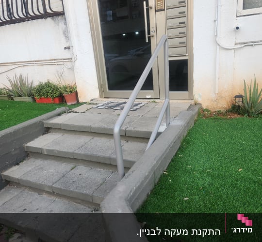 דלת זכוכית עם מסגרת מתכתית ומסגרות תיבות דואר